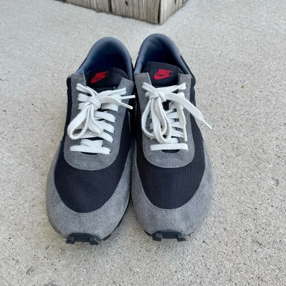 Nike Waffle running shoes Men's Black and Gray Sneakers size 10.5 10 1/2